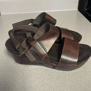New w/O tag Pierre Dumas Leather wedge 7.5